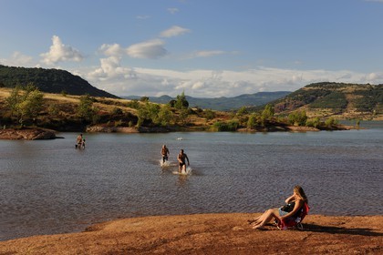 France, Hérault (34), terre rouge des bords du lac de Salagou