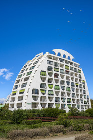 France, Hérault (34), La Grande-Motte, labellisé patrimoine du XXème siècle, quartier du Couchant à l'ouest du port, l'immeuble Le Poseidon des architectes Gilles et Jean Balladur, appartenant au style architectural féminin appelé bonnet d’évêques