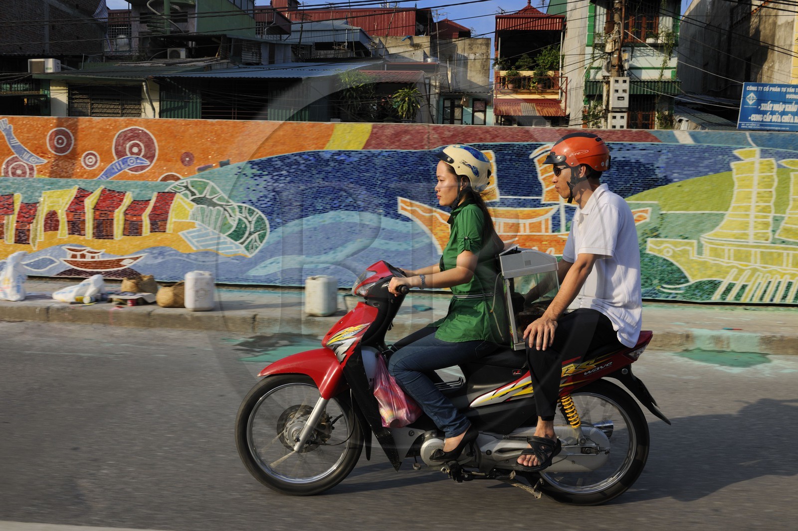 Vietnam, Hanoï, circulation en moto sur Tran Quang Khai le long de la digue, fresque réalisée pour le Millénaire de Hanoï
