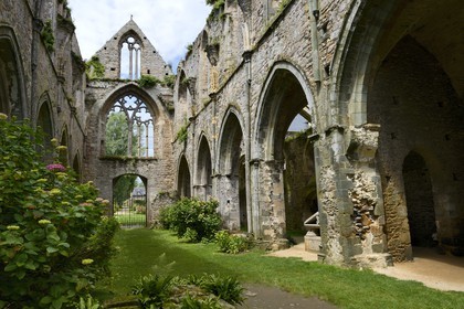 France, Côtes-d'Armor (22), étape sur le chemin de Saint-Jacques de Compostelle, Paimpol, abbaye de Beauport du XIIIe siècle, intérieur de l'église abbatiale