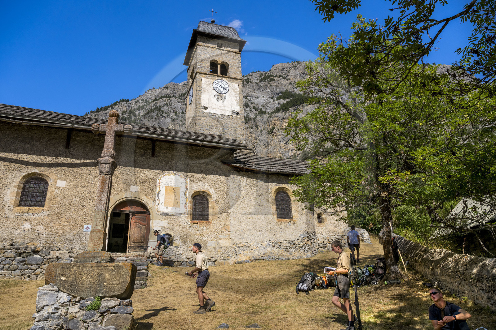 France, Hautes Alpes (05), Nevache, village de Plampinet, l'église Saint Sebastien, des scouts d'Europe, clan Saint Vincent de Paul, vont y célébrer une messe, la Croix de Pamplinet