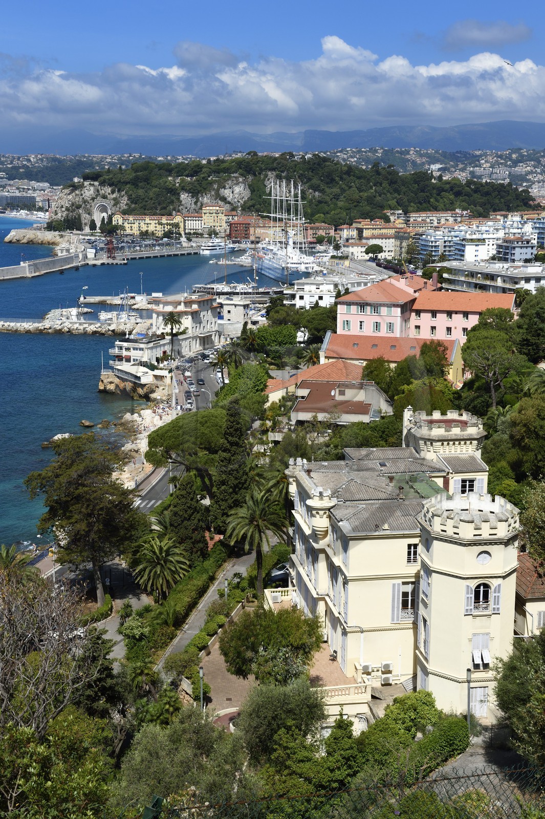 France, Alpes-Maritimes (06), Nice, l'entrée du port et la Villa La Côte qui abrite le tribunal administratif en premier plan