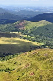 France, Puy-de-Dôme (63), Parc Naturel Régional des Volcans d'Auvergne, Chaine des Puys classée Patrimoine Mondial de l’UNESCO, le Traversin et le sentier menant au cratère du Puy Pariou