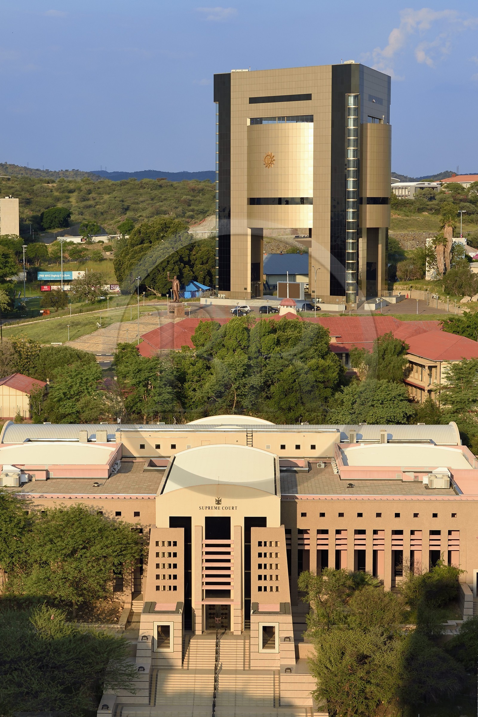 Namibie, région de Khomas, Windhoek, la Cour Suprême et le Independence Memorial Museum construit par la Corée du Nord en arrière plan