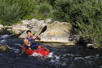 France, Herault, Orb valley, kayaking the river Orb at the moulin de Travassac next to Mons la Trivalle, Sylvain Cathala from Ateliers Rivière Randonnees