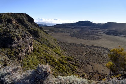 France, Ile de la Reunion, Parc National de la Réunion classé Patrimoine Mondial de l'UNESCO, sur les pentes du volcan de Piton de la Fournaise, randonnée du sentier de l'oratoire Ste Thérèse au dessus de la Plaine des Sables que l'on aperçoit en contrebas