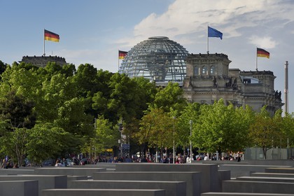 Allemagne, Berlin, Berlin-Mitte, Holocaust-Mahnmal, Mémorial des victimes de la Shoah de l'architecte Peter Eisenmann et le Reichstag en arrière plan