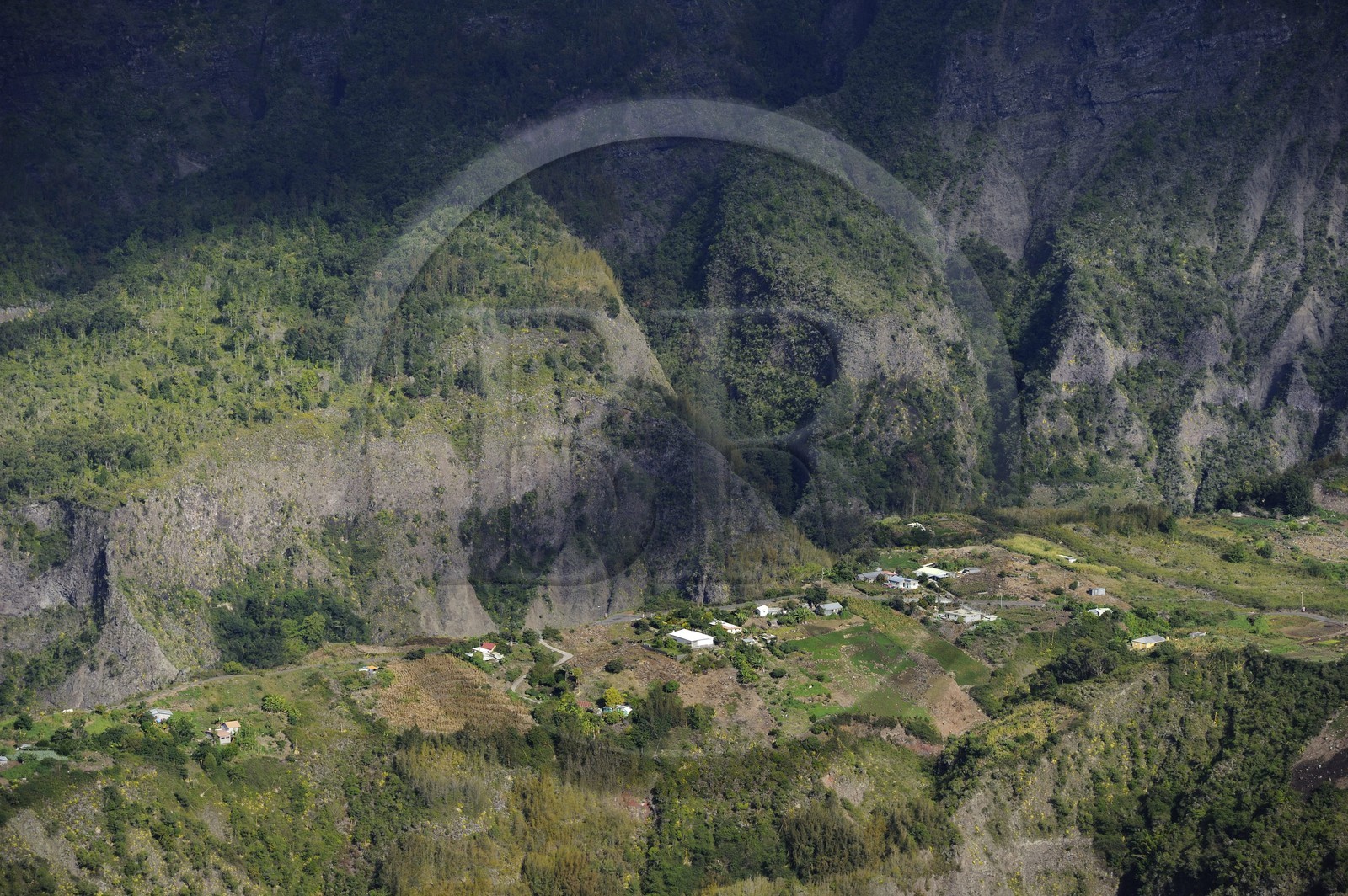 France, Ile de la Reunion, le cirque de Cilaos, classé Patrimoine Mondial de l'UNESCO, l'extrémité du petit village perché de Ilet à Cordes (vue aérienne)
