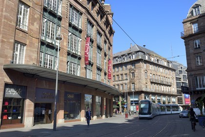 France, Bas-Rhin (67), Strasbourg, vieille ville classée au Patrimoine Mondial de l'UNESCO, La Grande Percée de 1908 dans le plan de la Neustadt, les Galeries Lafayettes primitivement Magmod (Magasins modernes) à l'angle rue du 22 Novembre et rue des Francs-Bourgeois