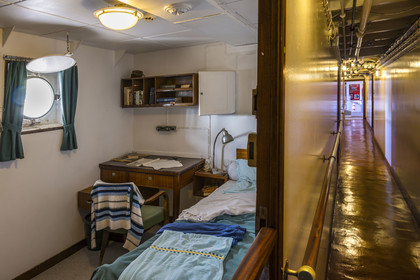 France, Charente-Maritime (17), La Rochelle, le bassin des grands yachts, Musée Maritime, cabine de passager de la frégate météorologique France I, navire amiral du musée