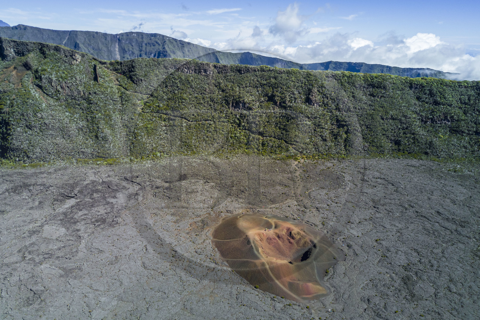 France, Ile de la Reunion, Parc National de la Réunion classé Patrimoine Mondial de l'UNESCO, volcan du Piton de la Fournaise, le cratère Formica Léo dans la caldera et les falaises du Pas de Bellecombe (vue aérienne)