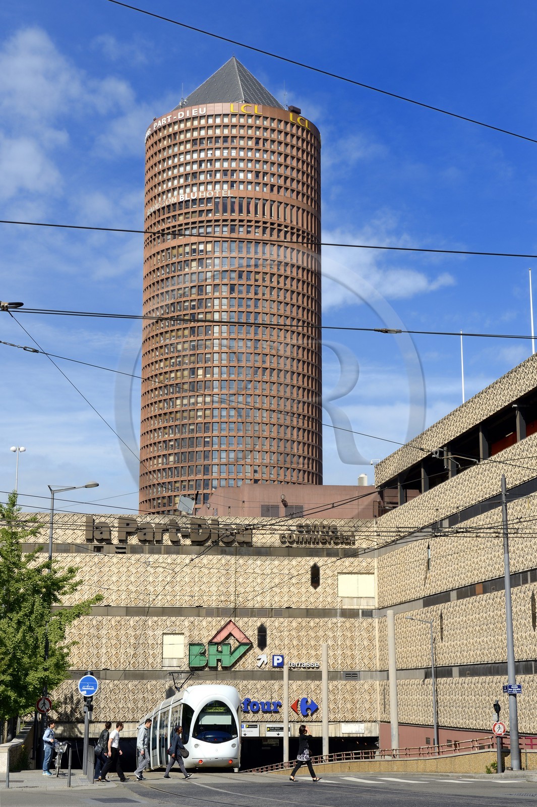France, Rhône (69), Lyon, quartier de la Part-Dieu, le centre commerciel de la Part-Dieu et le gratte-ciel de la tour du Crédit Lyonnais dite le Crayon par les architectes Cossutta & Associates