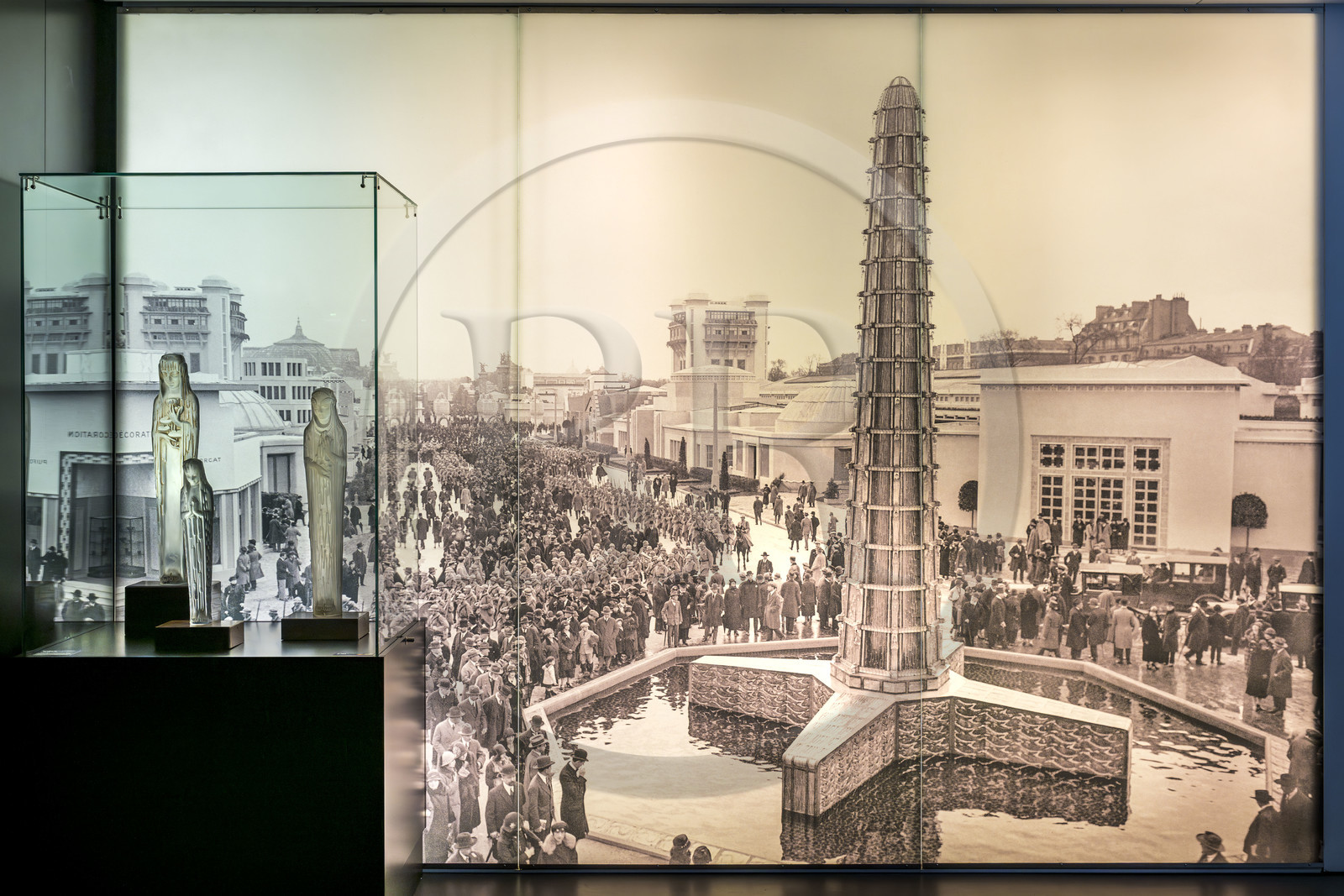 France, Bas-Rhin (67), Wingen-sur-Moder, le musée Lalique, à l'Exposition des arts industriels et décoratifs de Paris en 1925, René Lalique propose des œuvres monumentales telle que la Fontaine Les sources de la France