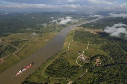 Panama, Canal de Panama, un cargo Panamax porte-conteneurs emprunte la coupe Gaillard (ou coupe Culebra) entre les écluses Pedro Miguel du côté Pacifique et la rivière Chagres menant au lac Gatun (vue aérienne)