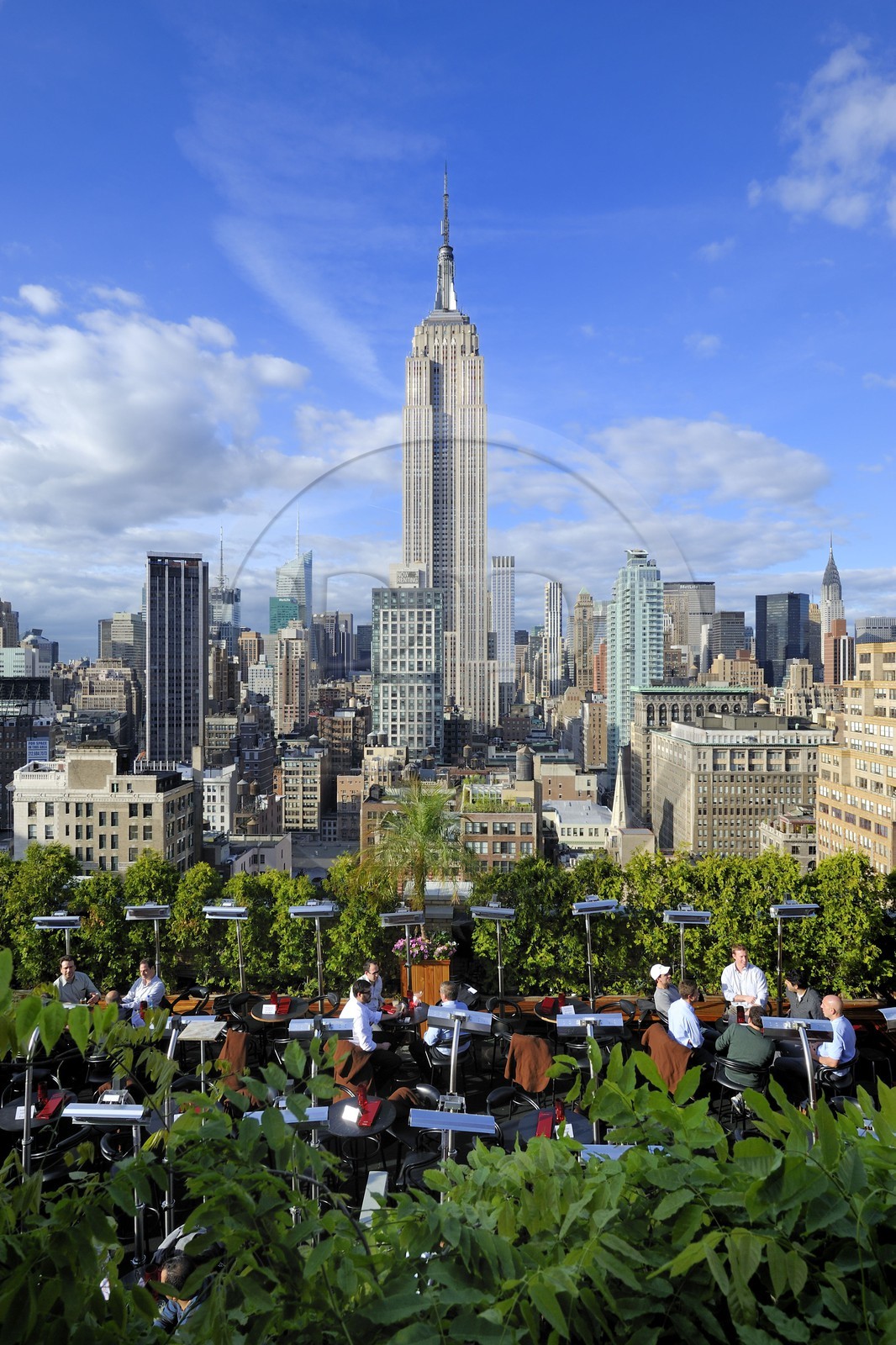 Etats-Unis, New York, Manhattan, Midtown, terrasse du café branché Le 230 sur la 5ème Avenue et l'Empire State Building