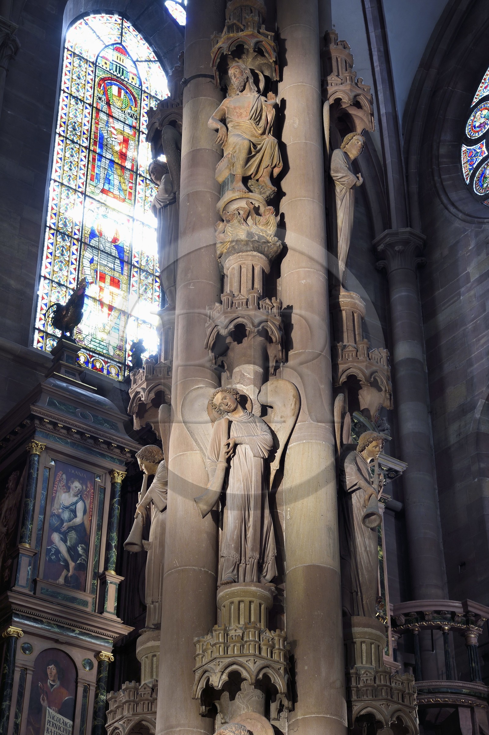France, Bas-Rhin (67), Strasbourg, vieille ville classée au Patrimoine Mondial de l'UNESCO, la cathédrale Notre-Dame, bras sud du transept, le pilier des Anges construit vers 1230