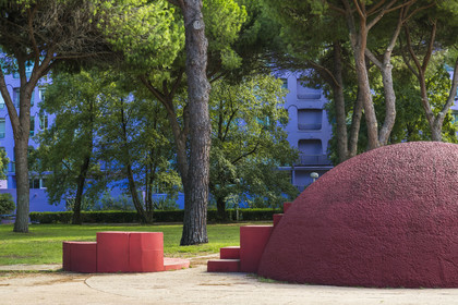 France, Hérault (34), La Grande-Motte, labellisé patrimoine du XXème siècle, quartier du Couchant à l'ouest du port, place du Cosmos et l'immeuble le Paradis du Soleil des architectes Jean Balladur et Jean-Bernard Tostivint