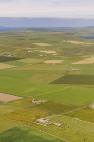 Royaume-Uni, Ecosse, Iles Orcades, Ile de Mainland, champs et fermes éparses sur la côte Est (vue aérienne)