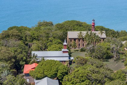 France, Guyane, Kourou, Iles du Salut, l'Ile Royale qui accueillait l'administration, la chapelle et l'hôpital du bagne en arrière plan (vue aérienne)