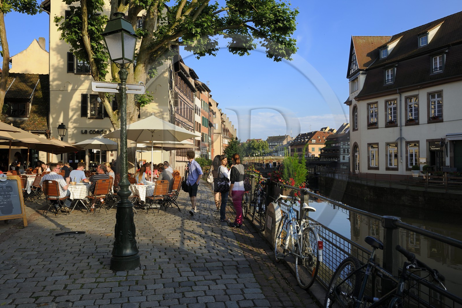 France, Bas-Rhin (67), Strasbourg, vieille ville classée au Patrimoine Mondial de l'UNESCO, quartier de la Petite France, terrasse de restaurant sur la place Benjamin Zix et l'ill