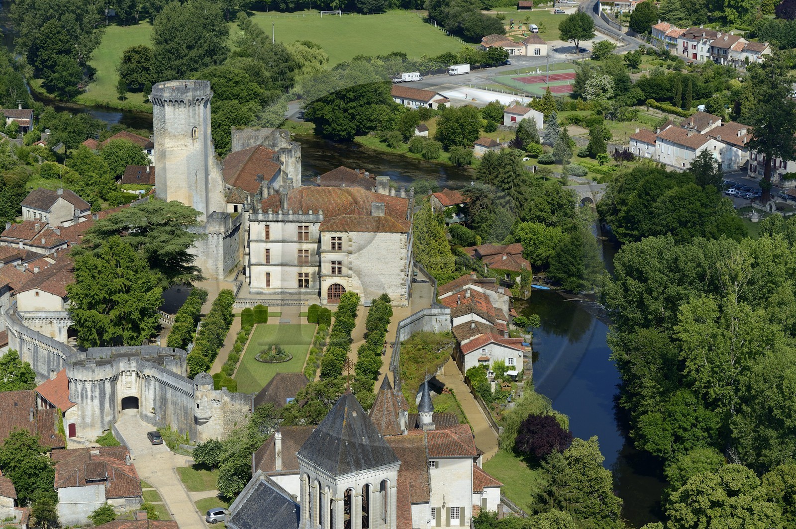 France, Dordogne (24), Périgord Vert, Bourdeilles, le chateau dominant le village et la Dronne (vue aérienne)