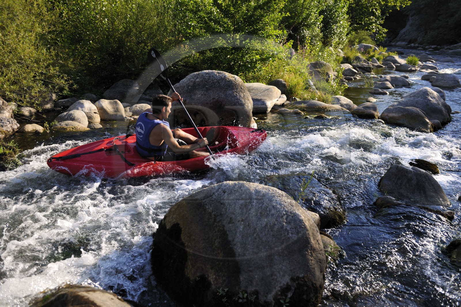 France, Hérault (34), vallée de l' Orb, descente en canoë-kayak de la rivière Orb au moulin de Travassac à Mons la Trivalle, Sylvain Cathala de Ateliers Rivière Randonnées