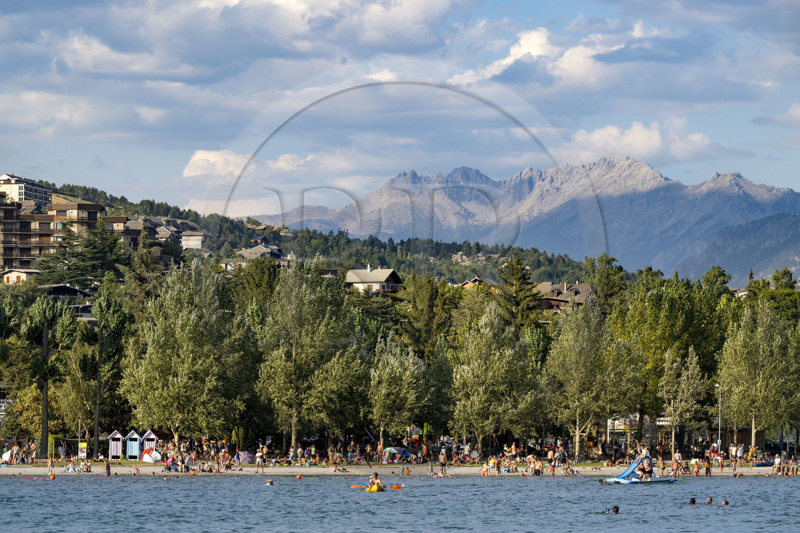 France, Hautes Alpes (05), Embrun, la base de loisirs sur le plan d'eau d'Embrun isolé du lac de Serre Ponçon par une digue promenade