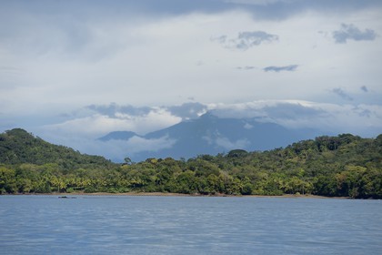 Panama, province de Chiriqui, Parc national marin du Golfe de Chiriqui, la côte pacifique à Boca Chica et le Volcan Baru en arrière plan