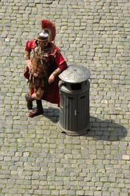 Italie, Latium, Rome, centre historique classé Patrimoine Mondial de l'UNESCO, le forum Romain, figurants habillés en soldats romains pour faire la pose avec les touristes