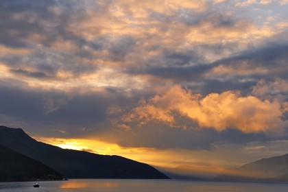 Norvège, comté de Sogn Og Fjordane, ferry sur le sognefjorden à Balestrand et la montagne de Bleia (1718m) au fond