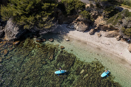 France, Var (83), Six-Fours-les-Plages, Ile des Embiez, plage du Coucoussa, le champion de windsurf Freestyle Adrien Bosson en randonnée aquatique sur un paddle (vue aérienne)