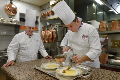 France, Rhône (69), Collonges-au-Mont-d'Or, Restaurant L'Auberge du Pont de Collonges de Paul Bocuse, trois étoiles au Guide Michelin depuis 1965, le grand chef cuisinier Meilleur ouvrier de France Paul Bocuse avec le chef executif Christophe Muller MOF 2000