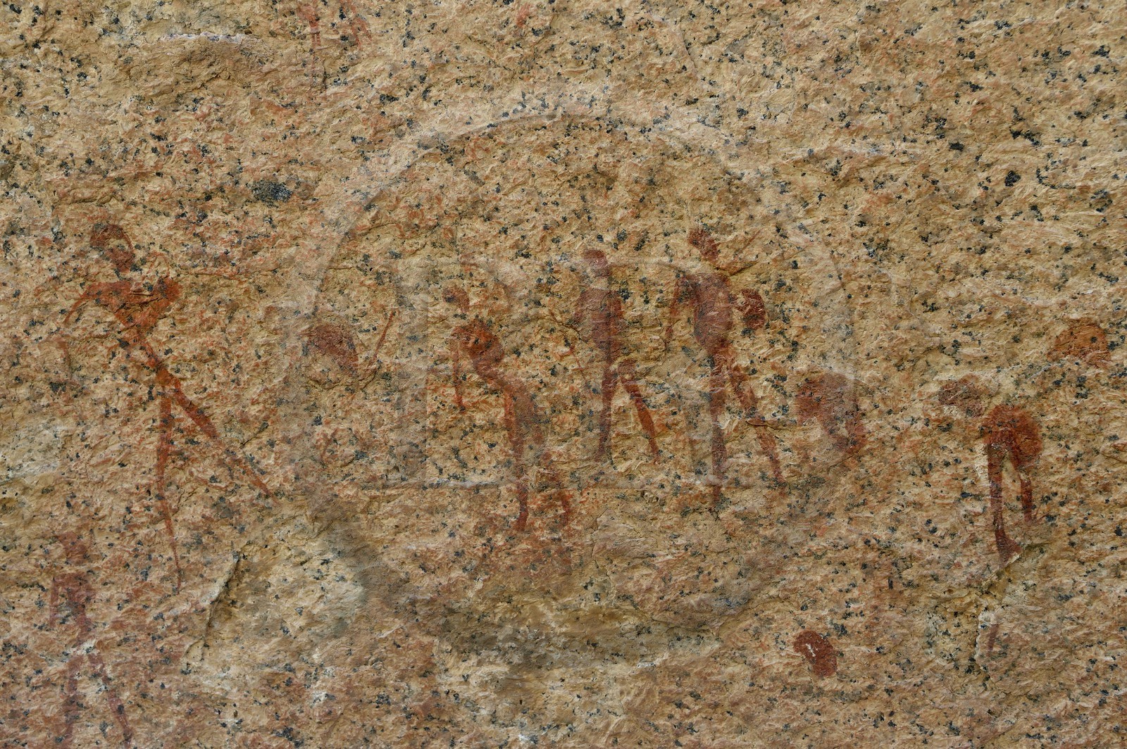 Namibie, région de Erongo, Damaraland, les monts Pondok à l'Est du Spitzkoppe dans le désert du Namib, peintures rupestres sous un surplomb granitique appelé le Paradis du Bushman qui auraient été peintes entre 4.400 av. JC et 100 après JC, représentation d'un groupe d'hommes