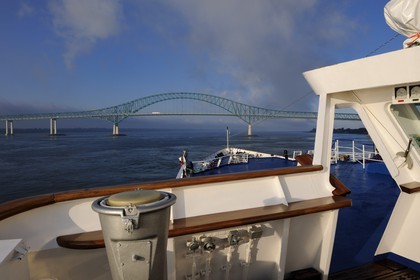 Canada, province de Québec, le pont sur le fleuve Saint-Laurent à Trois-Rivières depuis le bateau de croisière Princess Danaé