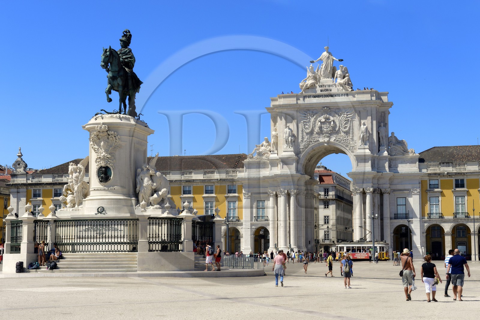 Portugal, Lisbonne, quartier de Baixa pombalin, Praca do Comercio (Place du Commerce), statue équestre de Joao I et Triumphal Arch of Rua Augusta (Arco da Rua Augusta)