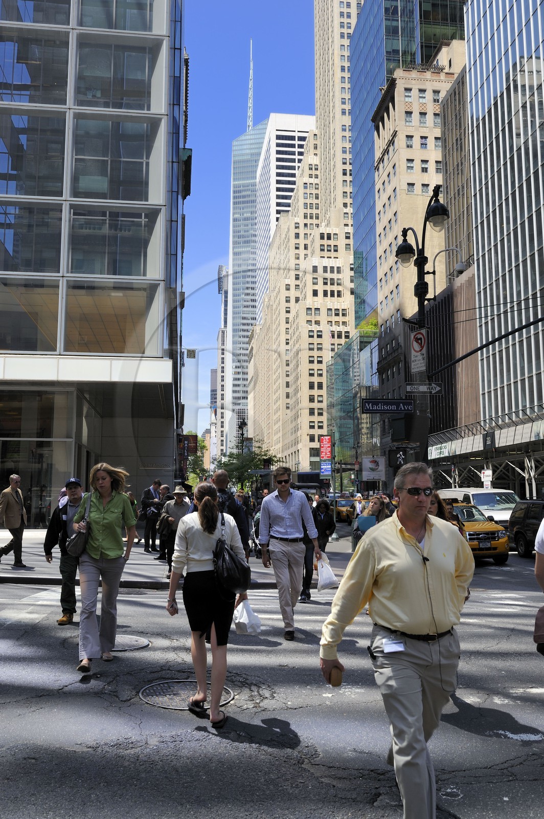 Etats-Unis, New York, Manhattan, Midtown, intersection de Madison Avenue et 42th Street, en arrière plan la Bank of America Tower (2009)