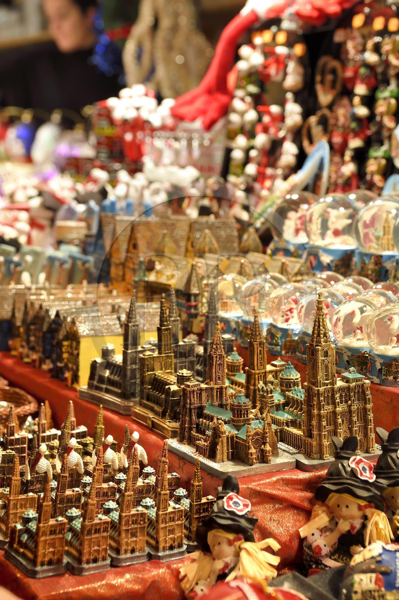 France, Bas-Rhin (67), Strasbourg, vieille ville classée Patrimoine Mondial de l'UNESCO, marché de Noël (Christkindelsmarik) de la place Broglie, miniatures de la Cathédrale Notre Dame