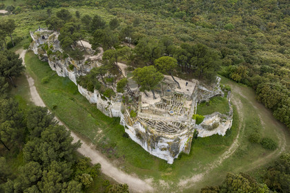 France, Gard (30), Beaucaire, abbaye troglodytique de Saint-Roman, nécropole sur le sommet accueillant des centaines de sépultures creusées dans le rocher (vue aérienne)