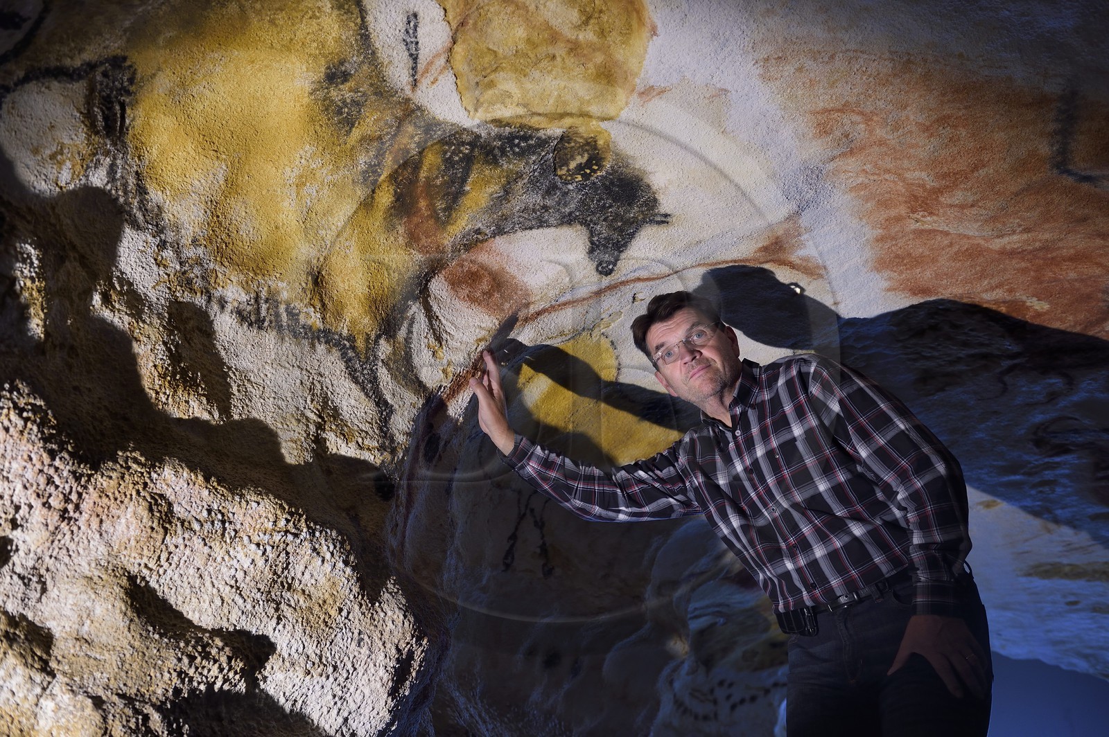 France, Dordogne (24), Montignac, l’Atelier des Fac-Similés du Périgord (AFSP) spécialisé dans la reproduction minérale de parois ornées de la préhistoire et en charge de la reconstitution fidèle des parois de la grotte de Lascaux, le directeur artistique et de production Francis Ringenbach, mention obligatoire Atelier des Fac-Similés du Périgord