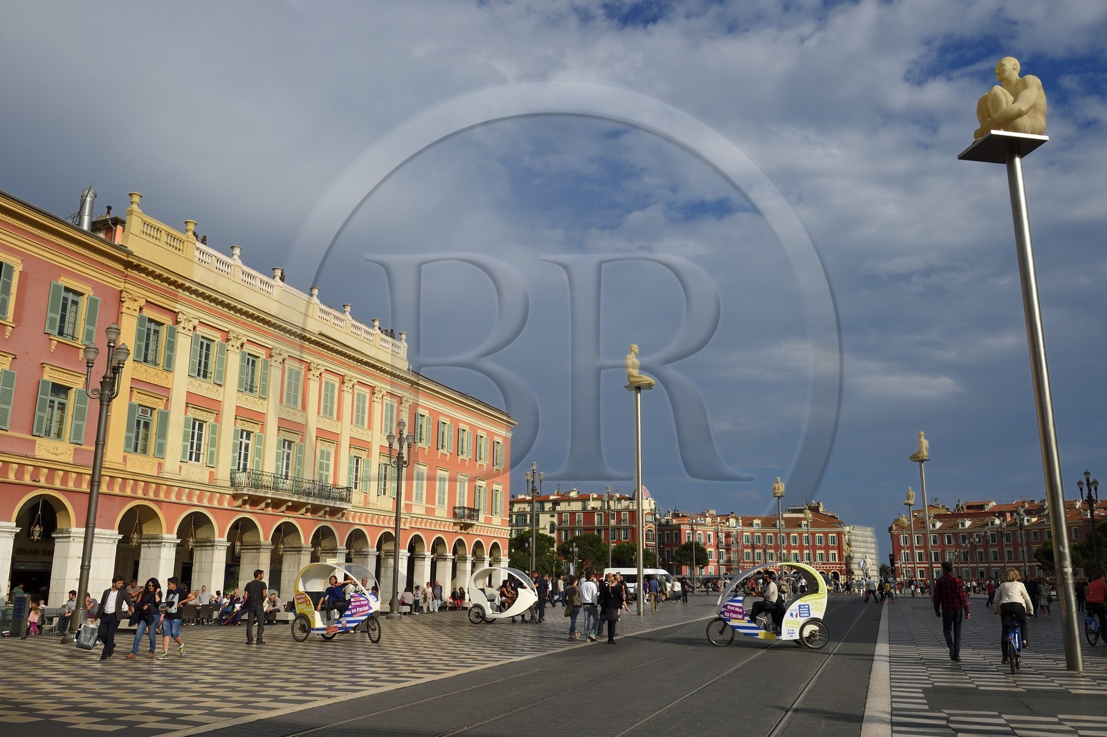France, Alpes-Maritimes (06), Nice, quartier du Vieux Nice, place Masséna, statues de Jaume Plensa