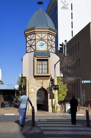 Namibie, région de Khomas, Windhoek, Independence Avenue, réplique de la tour d'horloge de la Deutsche Afrikabank de 1908 à l'époque coloniale allemande