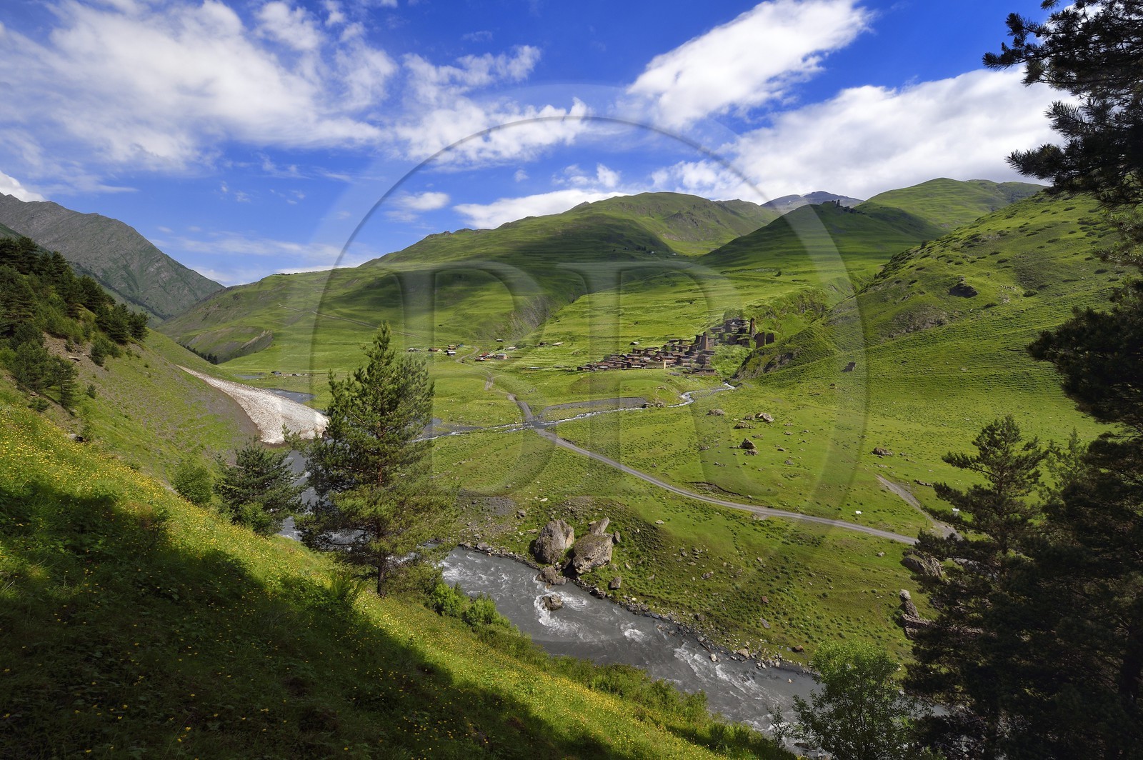 Géorgie, Kakheti, Parc national de Touchétie, vallée de la rivière Alazani dans les montagnes de Pirikiti, village de Dartlo surplombé par Kvavlo
