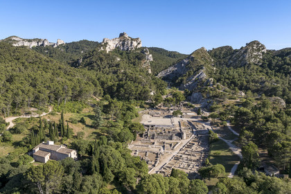 France, Bouches-du-Rhône (13), Parc Naturel Régional des Alpilles, Saint-Rémy-de-Provence, site archéologique de Glanum au pied du massif des Alpilles (vue aérienne)