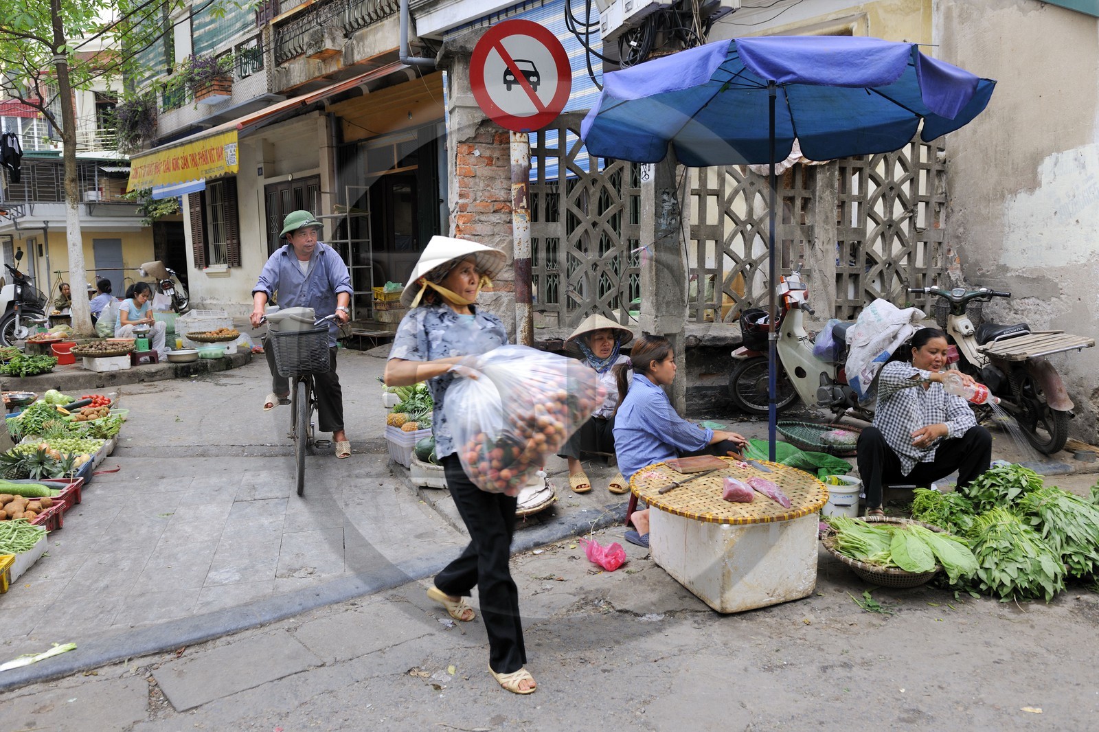 Vietnam, Hanoï, quartier des 36 rues dans la vieille ville, petit marché de fruits et légumes