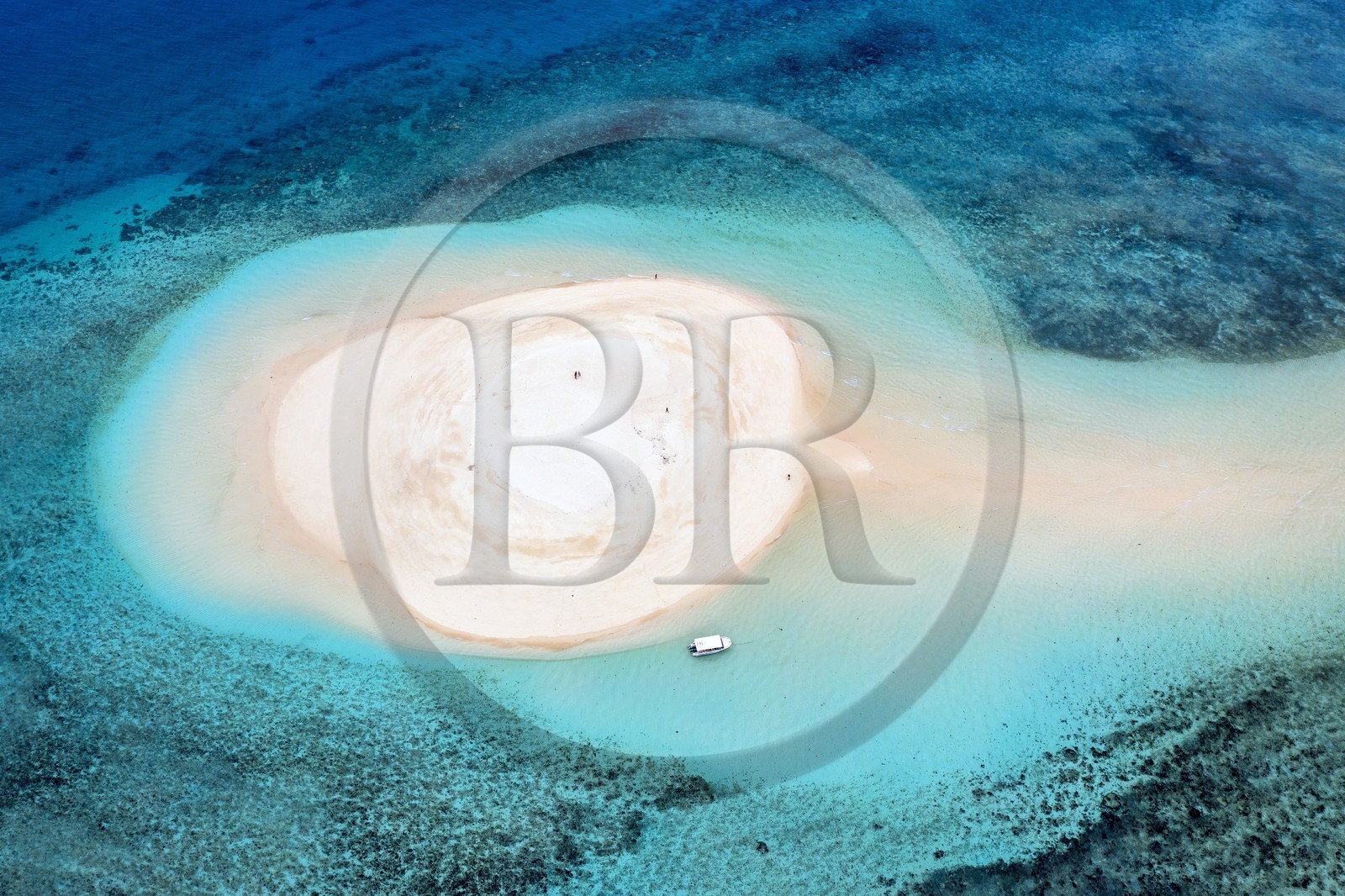 France, Ile de Mayotte, Grande-Terre, M'Tsamoudou, ilot de sable blanc sur le récif de corail dans la lagune face à la pointe Saziley (vue aérienne)