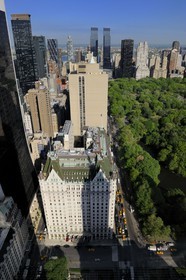 Etats-Unis, New York, Manhattan, Midtown, le Plaza Hotel sur Grand Army Plaza en bordure de Central Park, au fond les tours de Time Warner sur Columbus square
