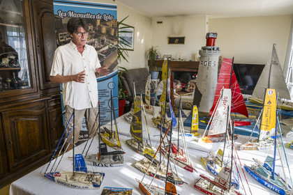 France, Vendée (85), Vairé vers Les-Sables-d'Olonne, le maquettiste autodidacte Laurent Quillou dit Lolo qui fabrique notamment des répliques d'IMOCA avec des calendriers