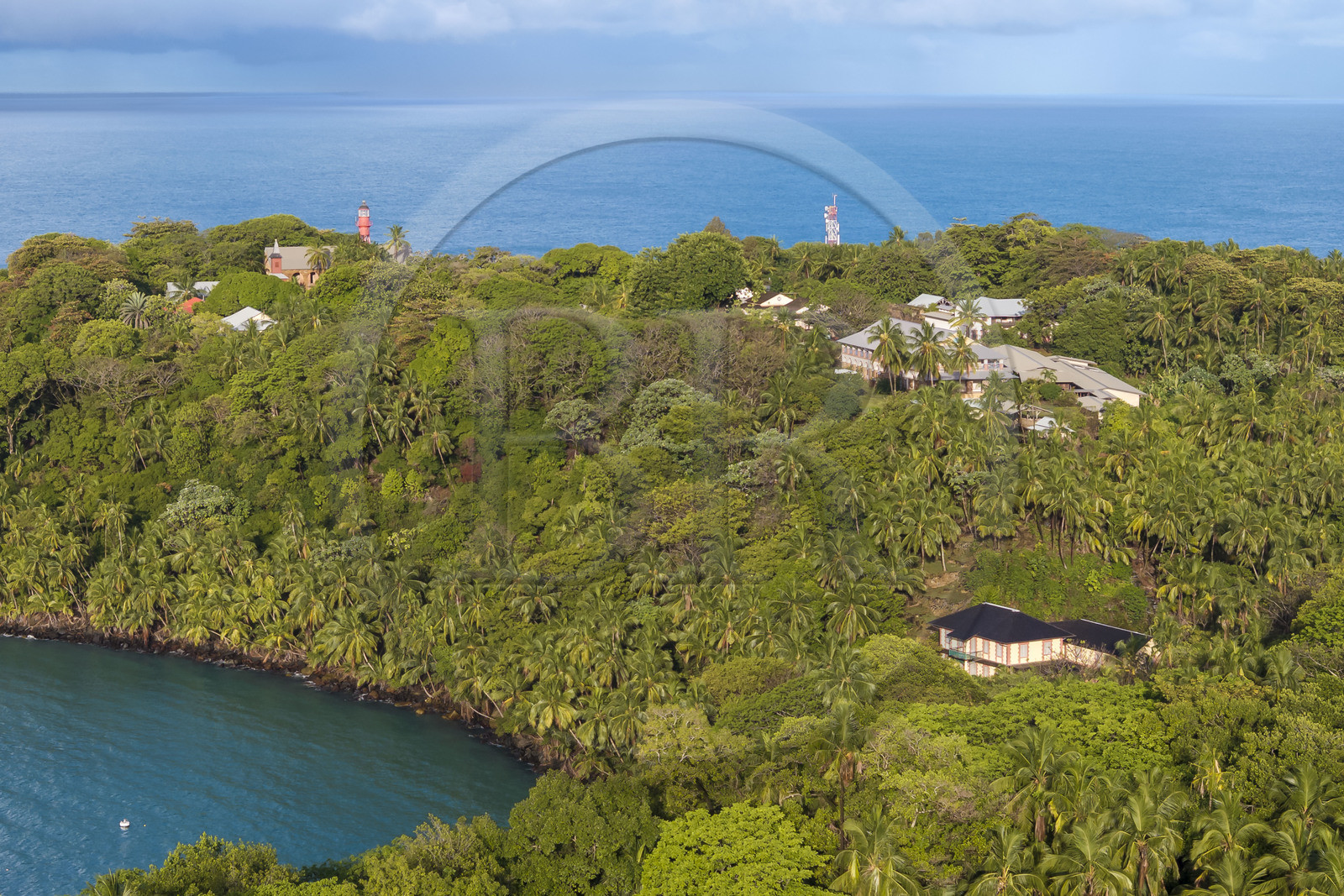 France, Guyane, Kourou, Iles du Salut, l'Ile Royale qui accueillait l'administration, la chapelle et l'hôpital du bagne ainsi que les logements de la direction et des gardiens (vue aérienne)