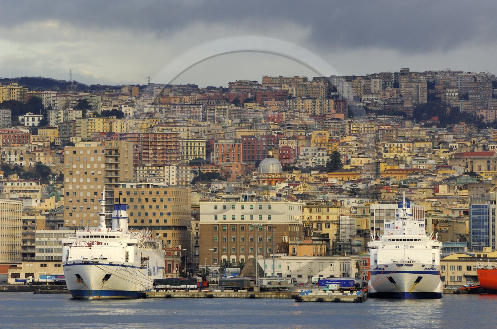 Italie, Campanie, Naples, centre historique classé Patrimoine Mondial de l'UNESCO, le port et la vieille ville