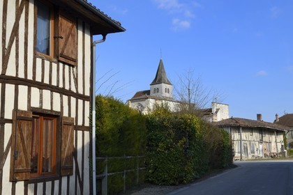 France, Marne (51), village de Saint-Amand-sur-Fion, ferme à pan de bois et l'église en arrière plan